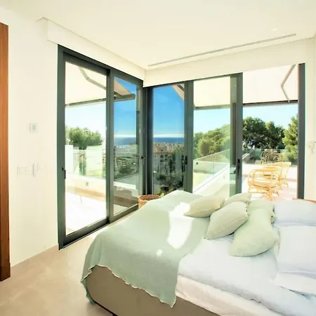 A Beautiful, Modern 4 Bed In Center *