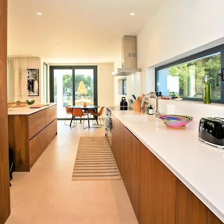 A Beautiful, Modern 4 Bed In Center Apartment *