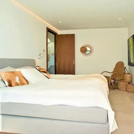 A Beautiful, Modern 4 Bed In Center Apartment
