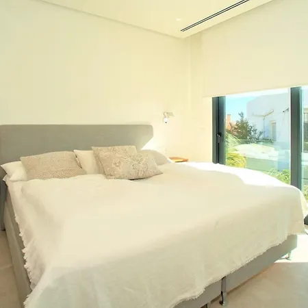 A Beautiful, Modern 4 Bed In Center Apartment