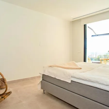 A Beautiful, Modern 4 Bed In Center *