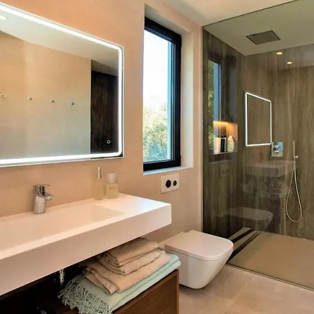 A Beautiful, Modern 4 Bed In Center Apartment *