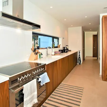 A Beautiful, Modern 4 Bed In Center Apartment *